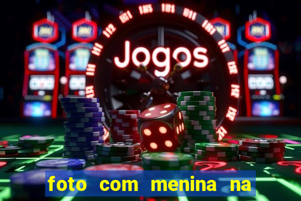 foto com menina na cama fake